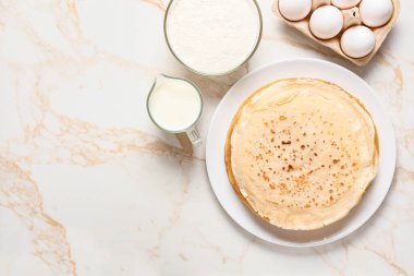 Lezzetli bir blini tabağı ve içindekiler masada.