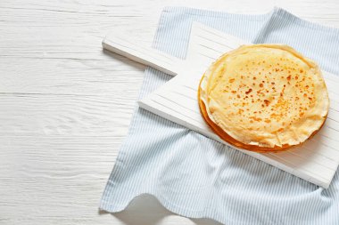 Masada lezzetli blini olan bir tahta.