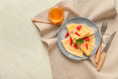 Böğürtlenli ve ballı lezzetli bir blini.