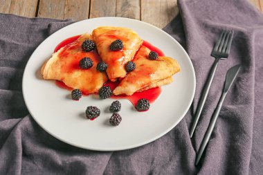 Böğürtlenli lezzetli bir blini.