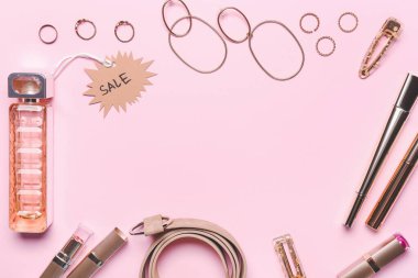 Satılık parfümden yapılmış çerçeve makyaj malzemesi ve aksesuarlarla renklendirilmiş.