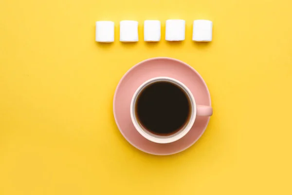 Šálek Kávy Marshmallows Barevném Pozadí — Stock fotografie