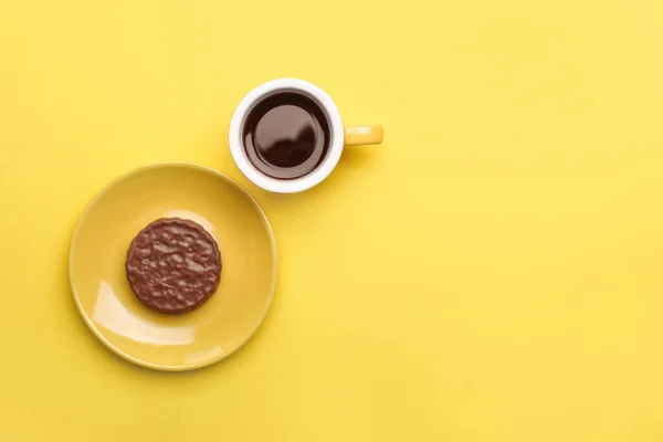 一杯带有彩色背景饼干的咖啡 — 图库照片