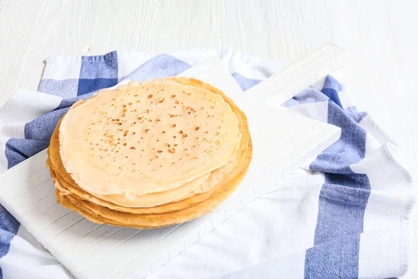 Papan Dengan Blini Lezat Atas Meja — Stok Foto