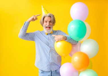 Üst düzey bir adam doğum gününü renk arka planında kutluyor