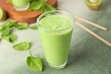 Masada bir bardak sağlıklı meyve suyu.