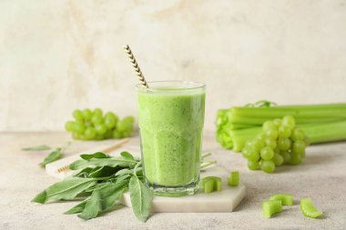 Masada bir bardak sağlıklı meyve suyu.