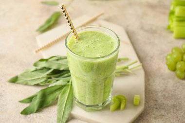 Masada bir bardak sağlıklı meyve suyu.