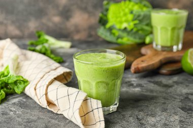 Masada bir bardak sağlıklı meyve suyu.