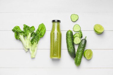 Masada sağlıklı meyve püresi ve malzemelerle kompozisyon.