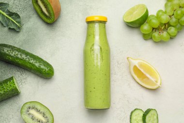 Masada sağlıklı meyve püresi ve malzemelerle kompozisyon.