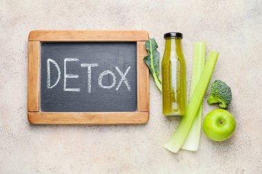 Metin DETOX, sağlıklı smoothie ve malzemelerle dolu tebeşir tahtası