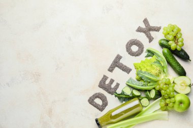 İçi malzemelerle dolu sağlıklı bir içecek ve masada DETOX yazıyor.