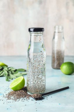 Masada bir şişe sağlıklı su var.