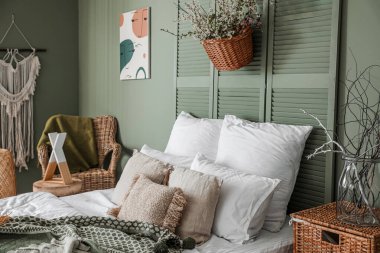 İçinde bahar çiçekleri olan güzel, modern bir yatak odası.