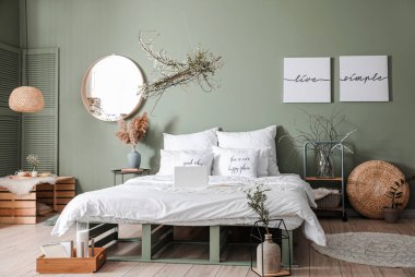 İçinde bahar çiçekleri olan güzel, modern bir yatak odası.