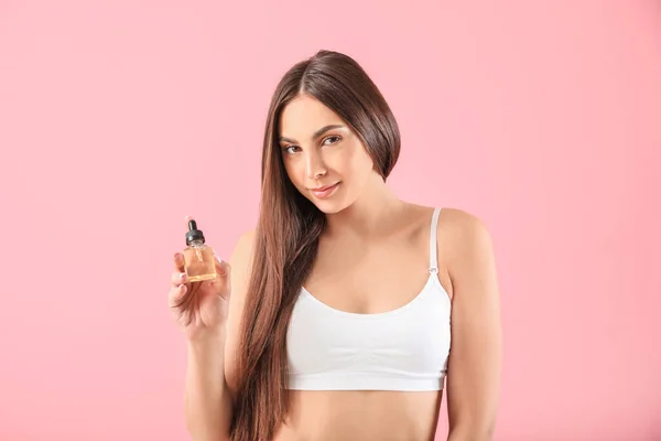Ung Kvinna Med Kosmetika För Hår Färg Bakgrund — Stockfoto