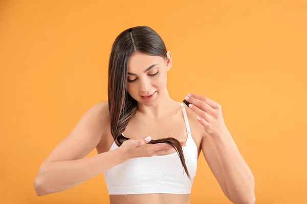 Jovem Mulher Usando Cosméticos Para Cabelos Fundo Cor — Fotografia de Stock