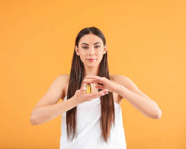 Jeune Femme Utilisant Des Cosmétiques Pour Les Cheveux Sur Fond — Photo