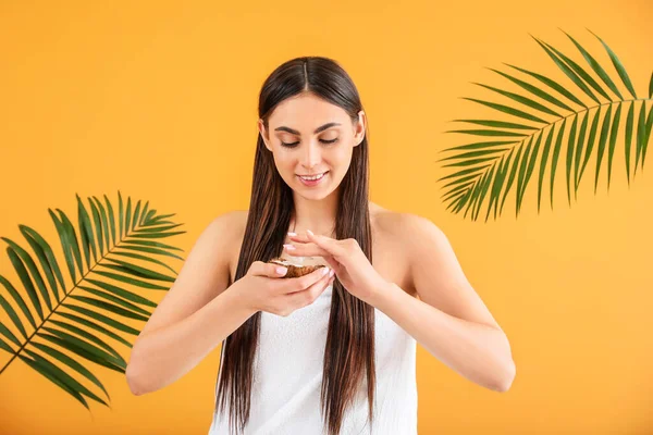 Beautiful Young Woman Coconut Oil Color Background — Stock Photo, Image