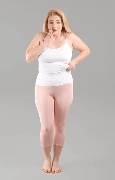 Problémy Nadváhou Žena Šedém Pozadí — Stock fotografie