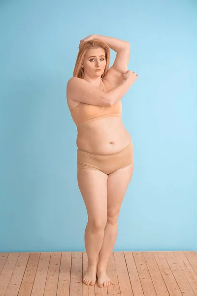 Грустный Избыточный Вес Женщины Цветном Фоне — стоковое фото
