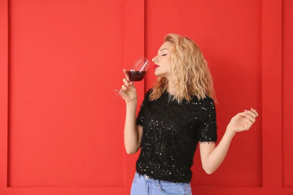 Gelukkig Vrouw Met Glas Wijn Kleur Achtergrond — Stockfoto