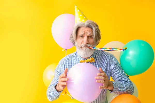 Senior Świętuje Urodziny Tle Koloru — Zdjęcie stockowe