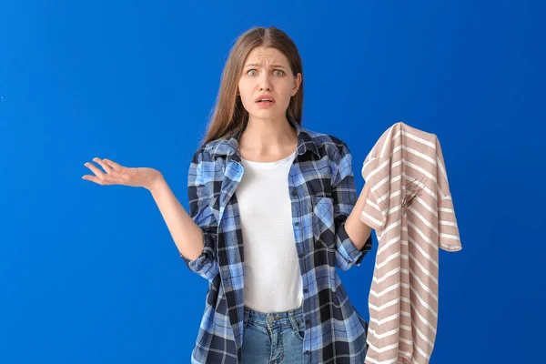 Mulher Perturbada Com Roupas Sujas Fundo Cor — Fotografia de Stock