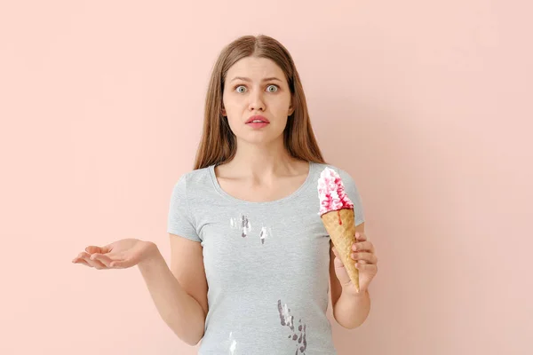 衣衫褴褛的女人吃着色彩斑斓的冰淇淋 — 图库照片
