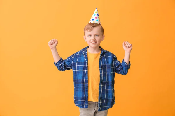 Söt Liten Pojke Firar Födelsedag Färg Bakgrund — Stockfoto