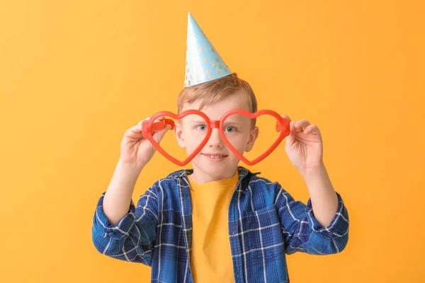 Schattig Jongetje Vieren Verjaardag Kleur Achtergrond — Stockfoto