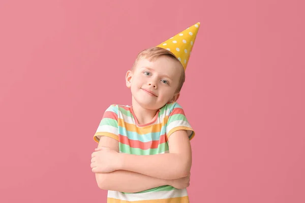 Симпатичный Маленький Мальчик Празднует День Рождения Цветном Фоне — стоковое фото