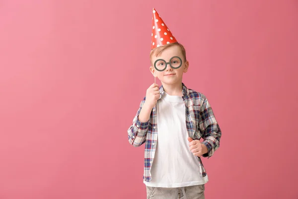 Netter Kleiner Junge Feiert Geburtstag Auf Farbigem Hintergrund — Stockfoto