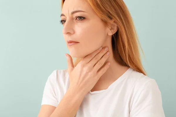 Mujer Con Problemas Glándula Tiroides Sobre Fondo Claro — Foto de Stock