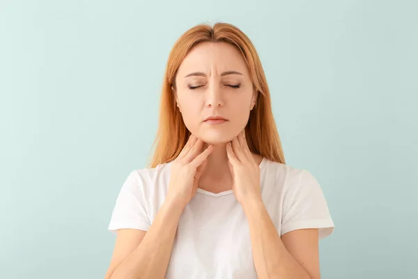 Mujer Con Problemas Glándula Tiroides Sobre Fondo Claro — Foto de Stock