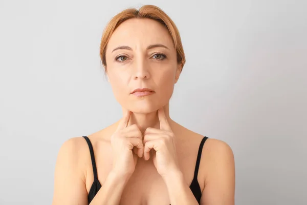 Femme Avec Problème Glande Thyroïde Sur Fond Gris — Photo