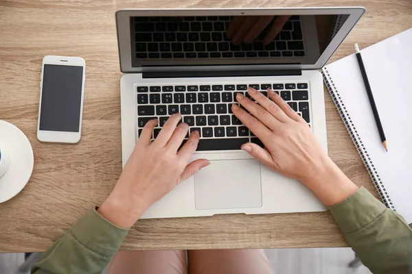 Mulher Madura Usando Laptop Para Aprendizagem Line Casa — Fotografia de Stock