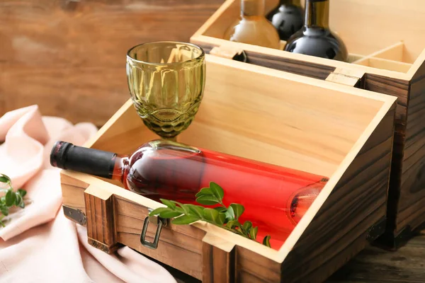 Caixa Com Vinho Mesa — Fotografia de Stock