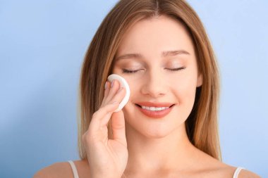 Renkli pamuklu pedi olan güzel genç bir kadın.