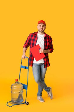 Renkli arka planda bir şişe suyla teslimatçı.