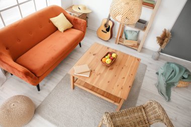 Modern konforlu oturma odasının içi