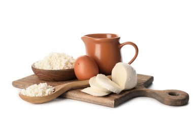 Beyaz arka planda laktoz olmayan farklı süt ürünleri