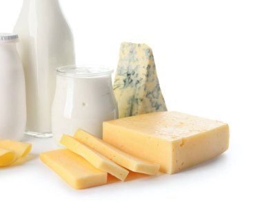 Beyaz arka planda laktoz olmayan farklı süt ürünleri