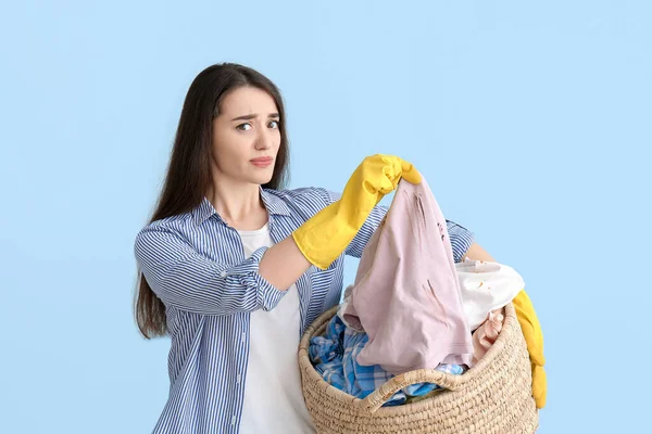 Mujer Joven Disgustada Con Ropa Sucia Fondo Color — Foto de Stock