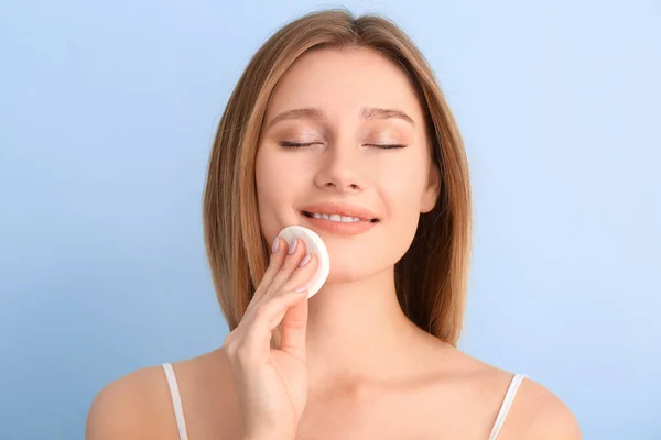 Hermosa Mujer Joven Con Almohadilla Algodón Sobre Fondo Color — Foto de Stock