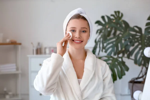 Hermosa Joven Mujer Quitando Maquillaje Casa — Foto de Stock