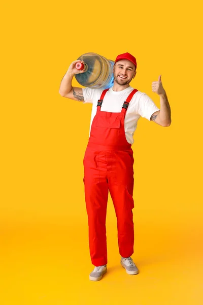 Uomo Consegna Con Bottiglia Acqua Sfondo Colore — Foto Stock