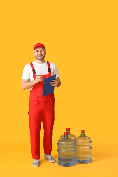 Entrega Hombre Con Botellas Agua Sobre Fondo Color —  Fotos de Stock