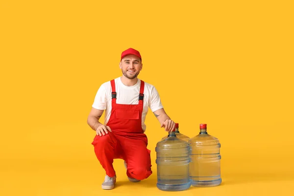 Entrega Homem Com Garrafas Água Fundo Cor — Fotografia de Stock